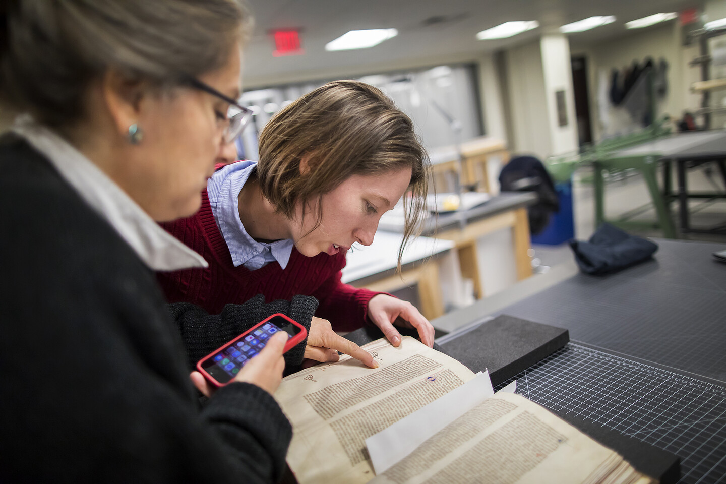 Penn Libraries Fellow Erin Connelly is part of the Stains Alive research project. 