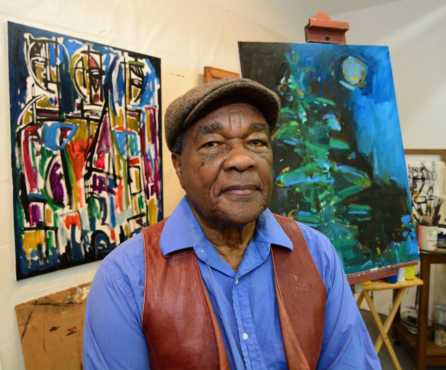 Driskell surrounded by paintings