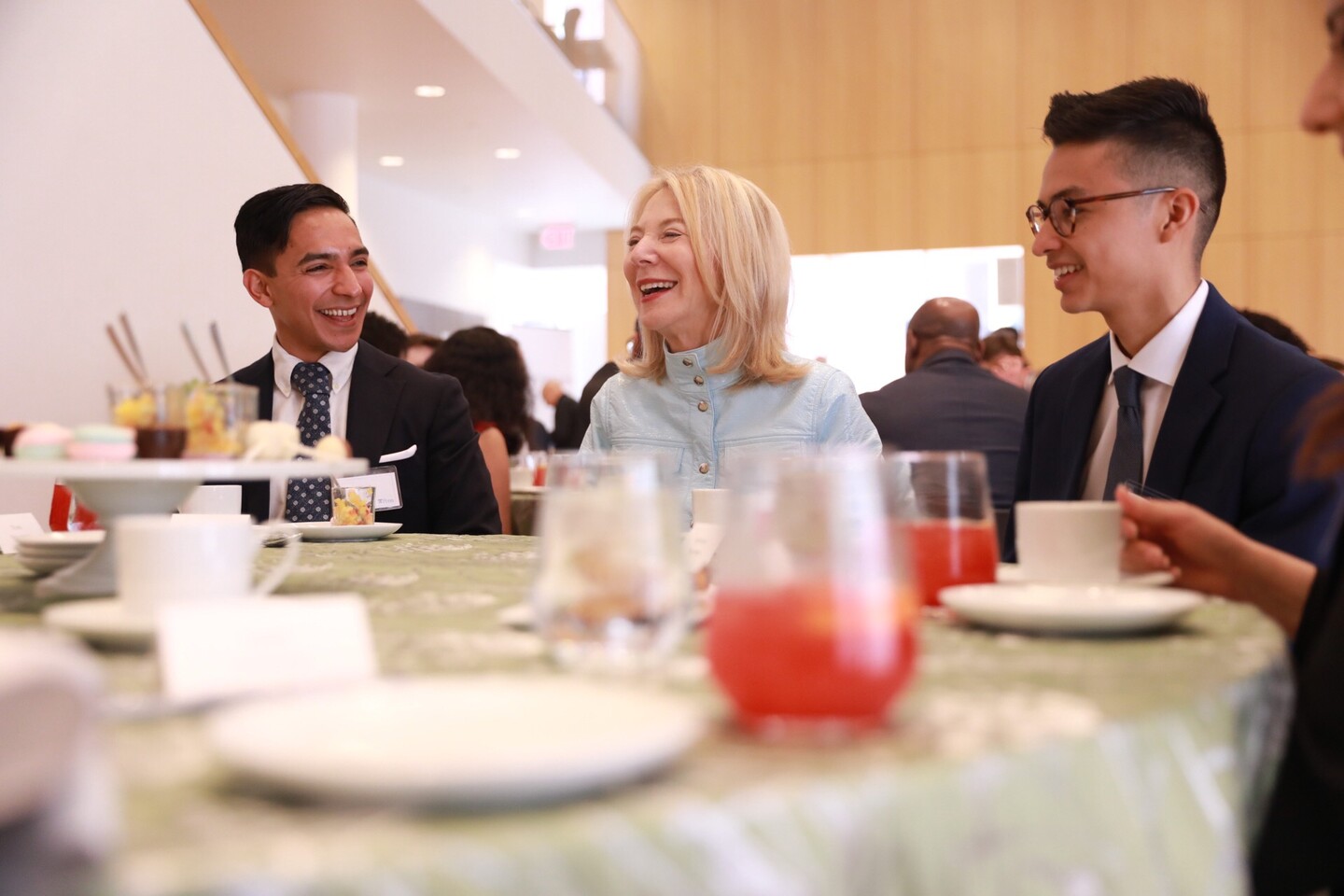 Seated at a banquet table, Antonio Renteria, Amy Gutmann, and José Á. Maciel.