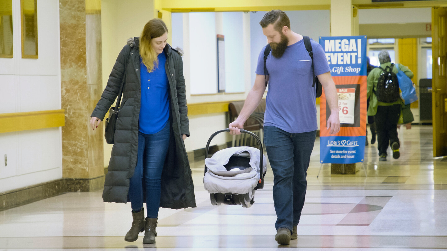 parents bring home baby from hospital