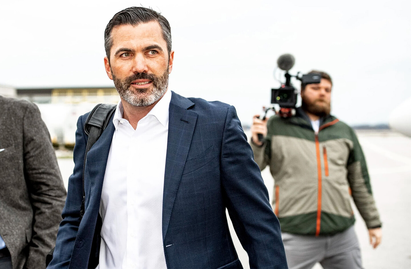 Kevin Stefanski walks with a suit on.