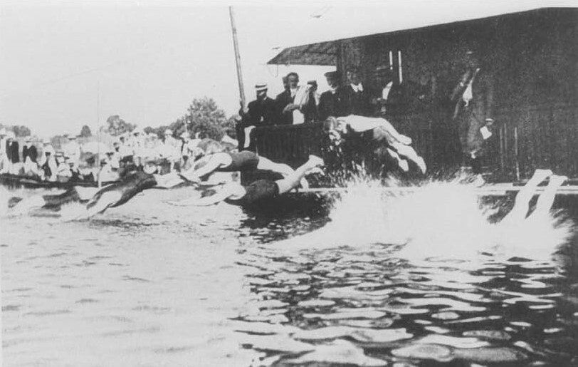 Swimming events were held in the raging&nbsp;Seine River.