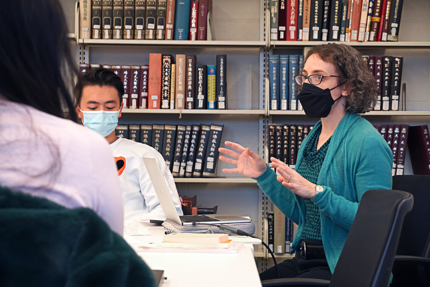 Rebecca Mendelson chats with students in Van Pelt Library