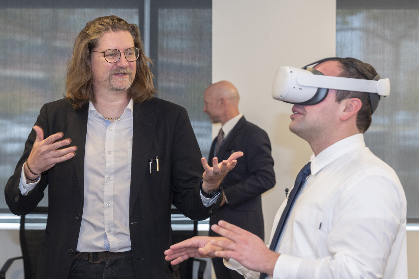 kyle cassidy giving vr demo