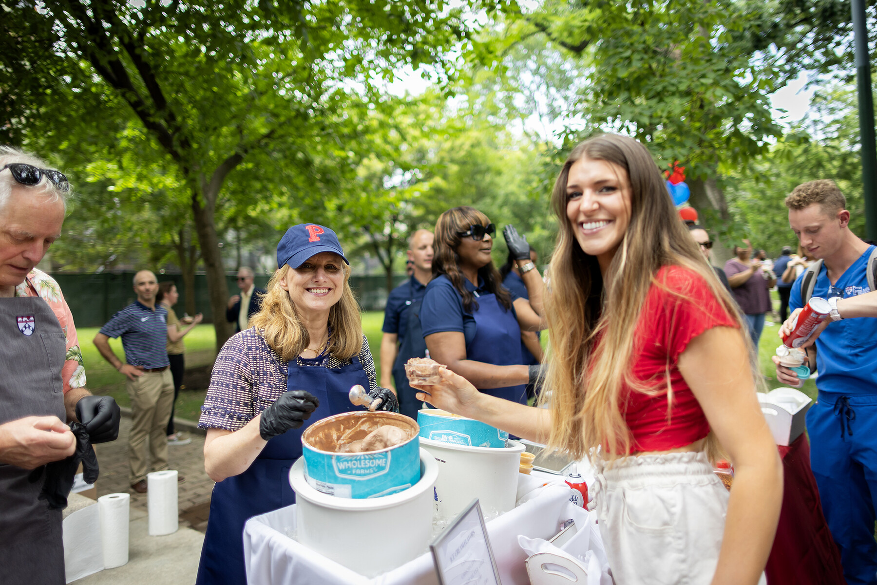 Liz Magill and a student at a table at the Ice Cream Social.