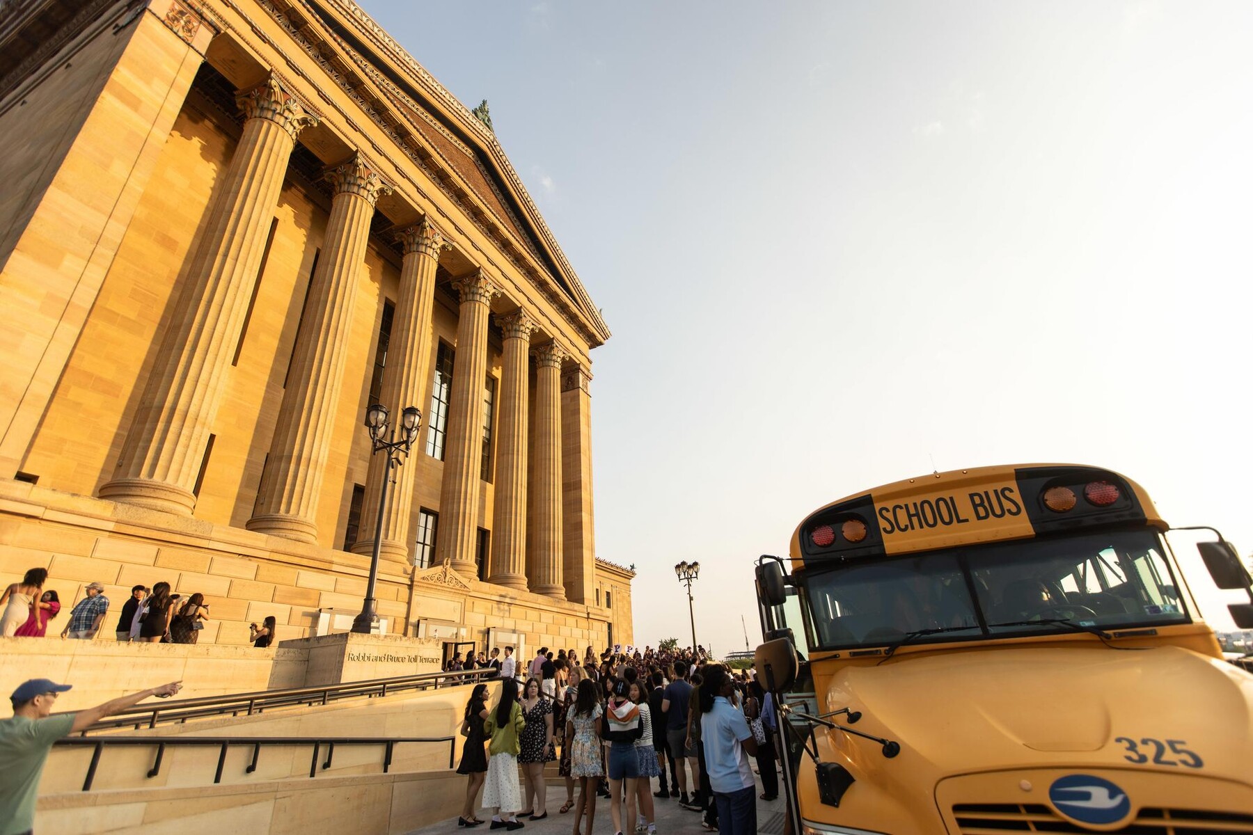 A school bus letting off new Penn students at the Philly Art Museum on NSO weekend.