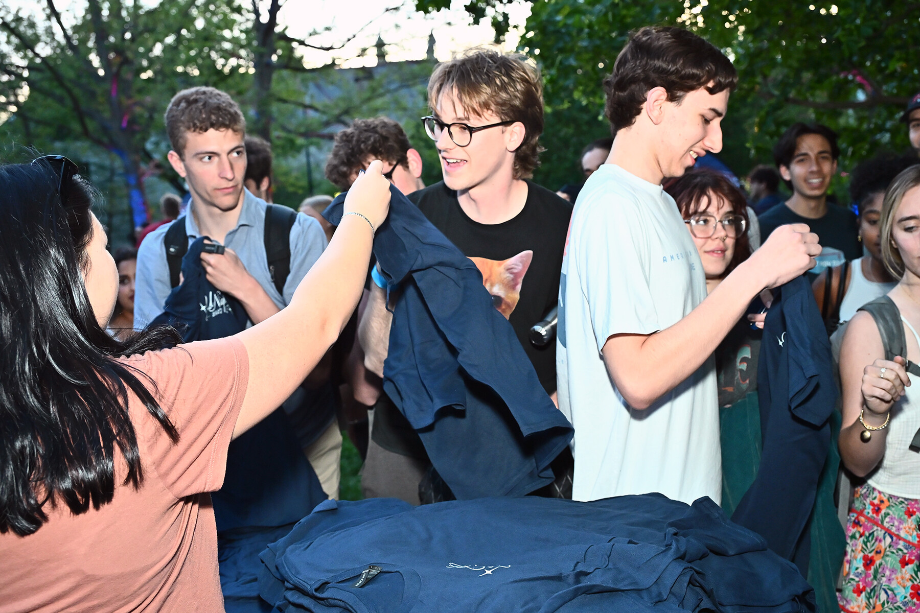 Students picking up their U-Night t-shirts.