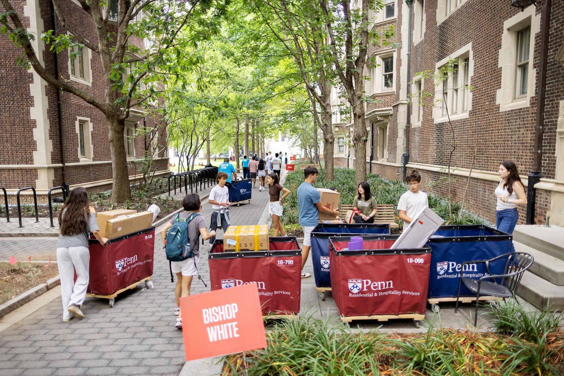 People unloading Move-In carts in front of a College House on Penn’s campus.