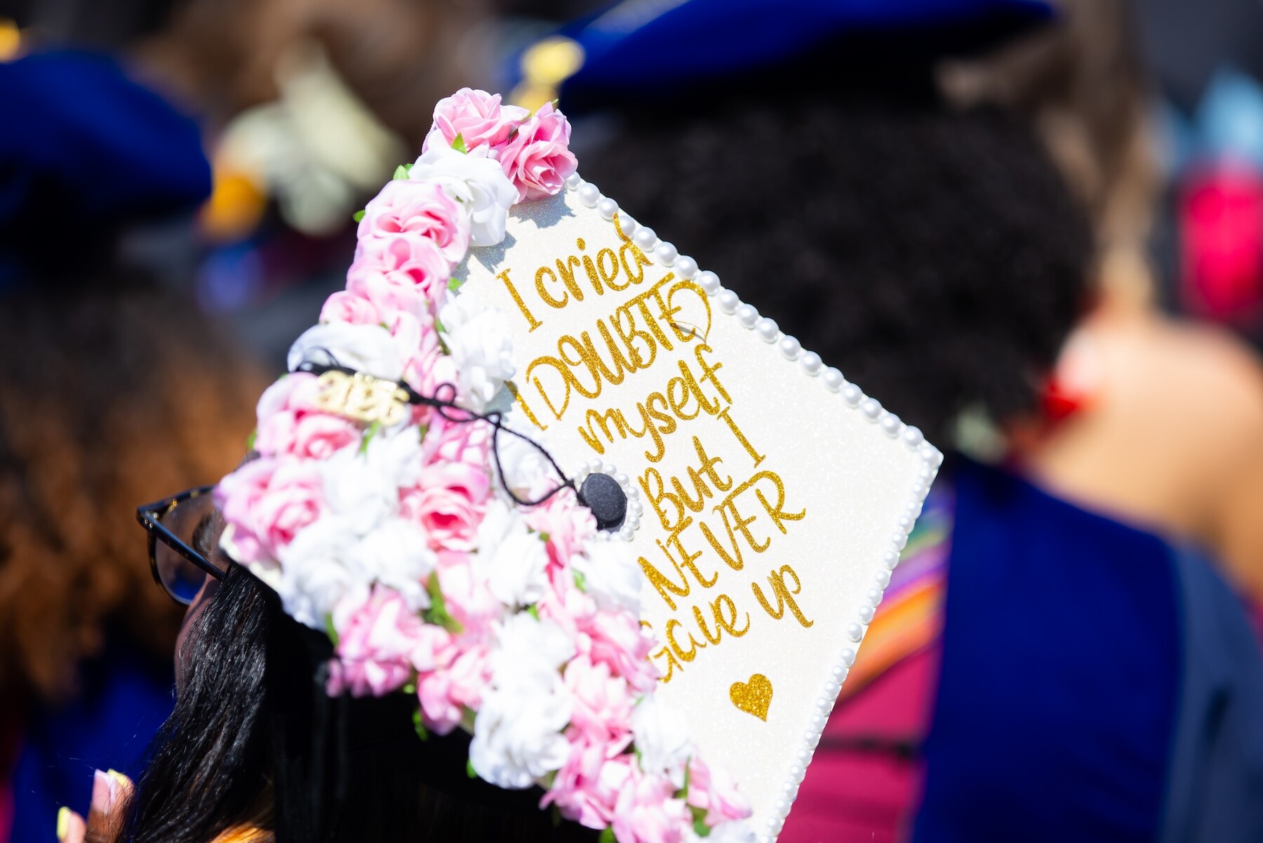 A mortarboard that reads “I cried, doubted myself, but I never gave up.”