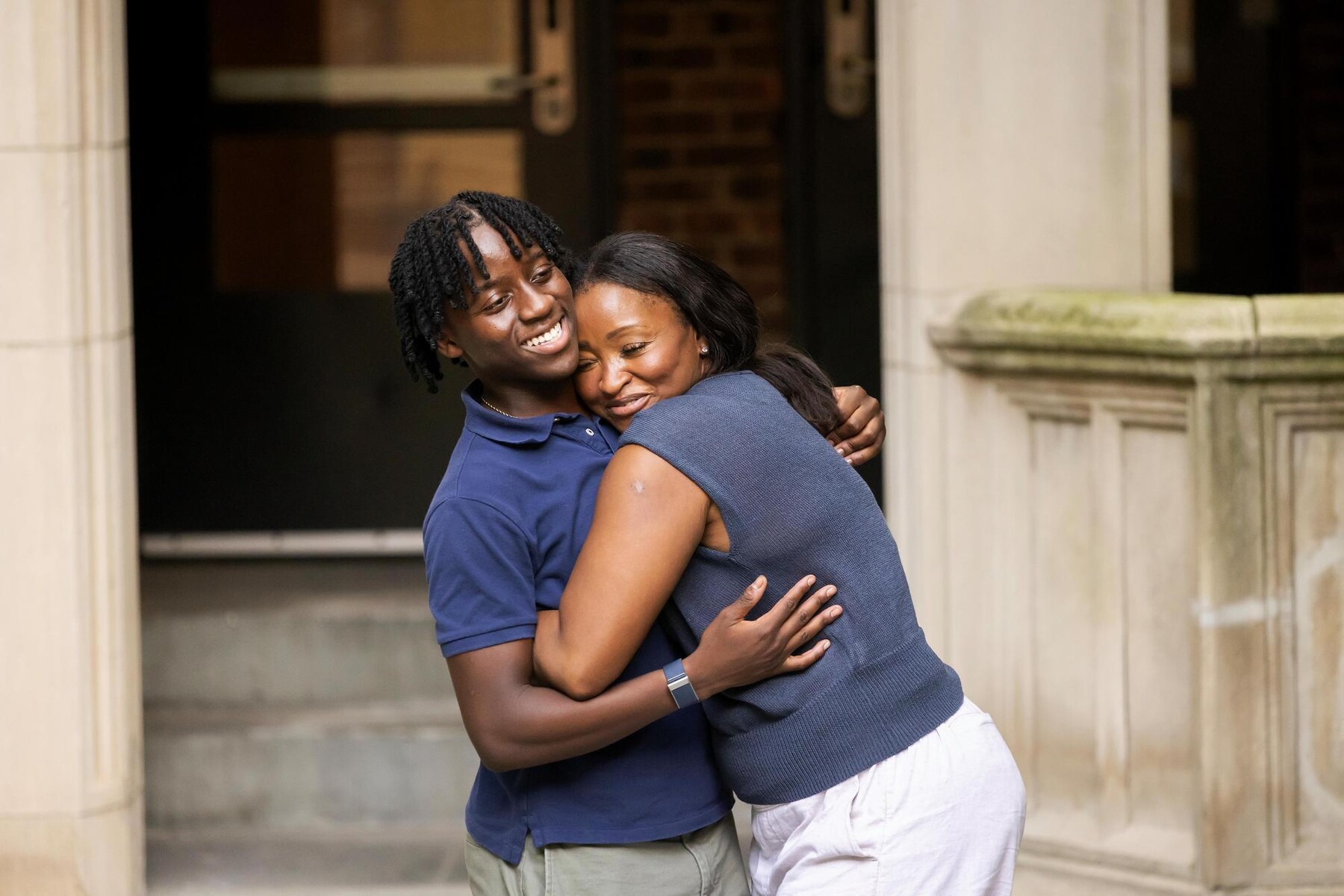 A parent hugging their child outside the Quad on Move-In.