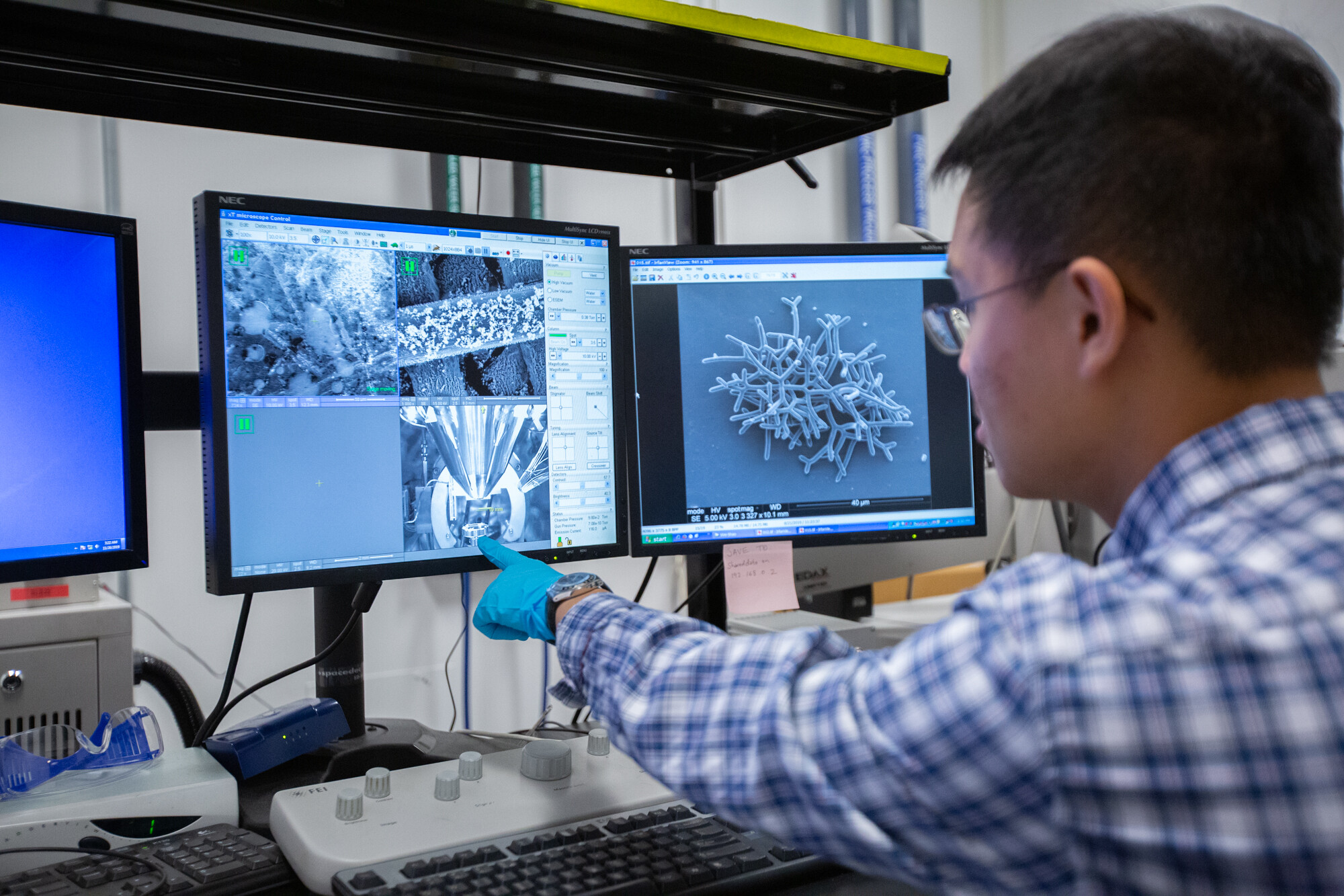 wei-shao-wei pointing to a computer screen