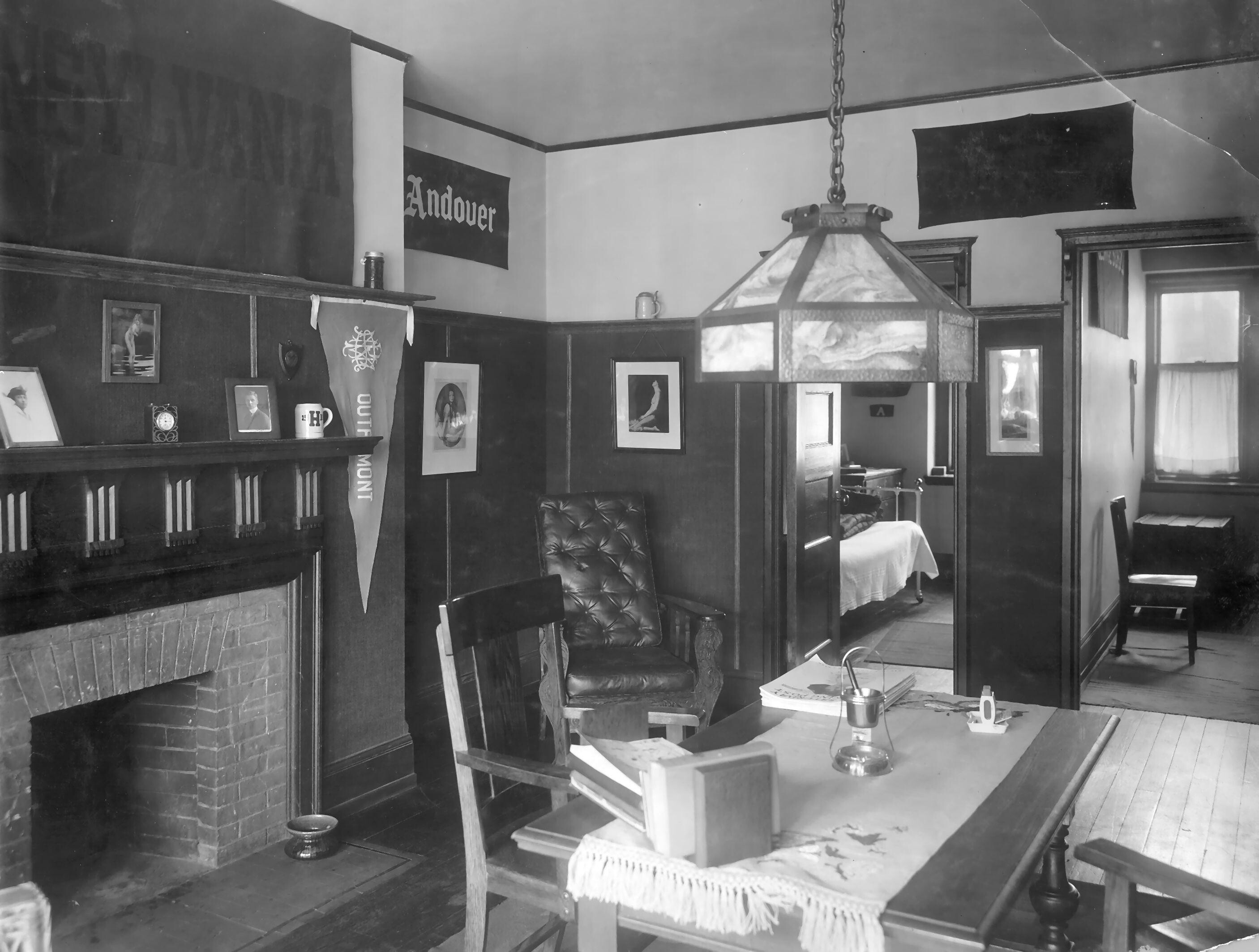 A double suite in Hopkinson House in 1917.