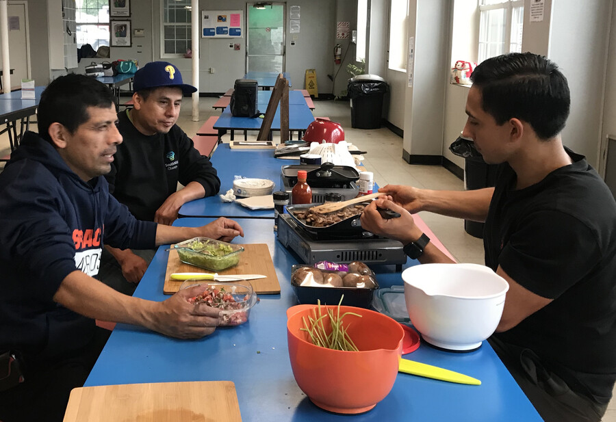 Cultivando Juntos teaching farmers about mushrooms