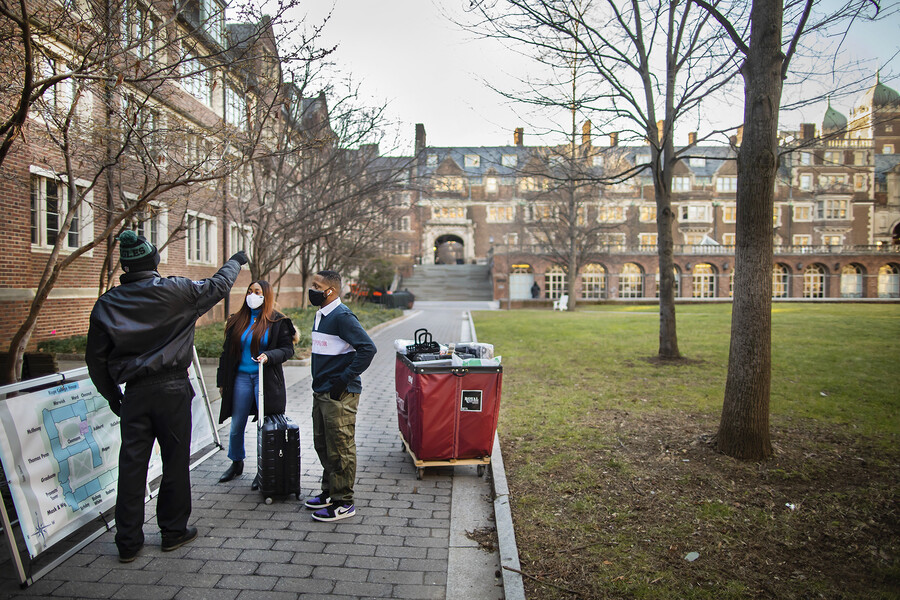 students getting help at the quad during move-in