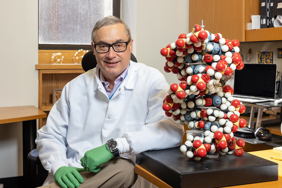 Penn microbiologist Frederic Bushman in his lab