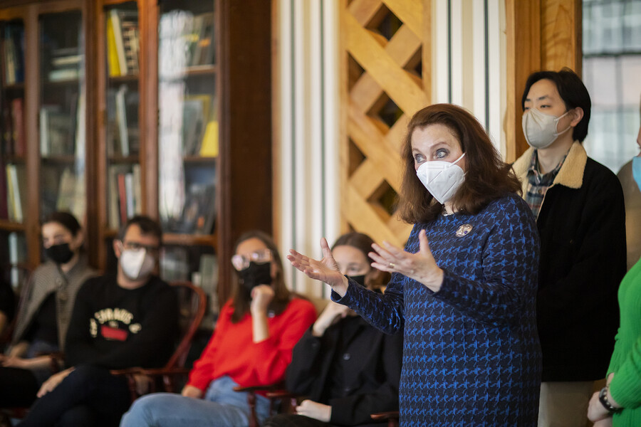Liliane Weissberg lecturing in the archives