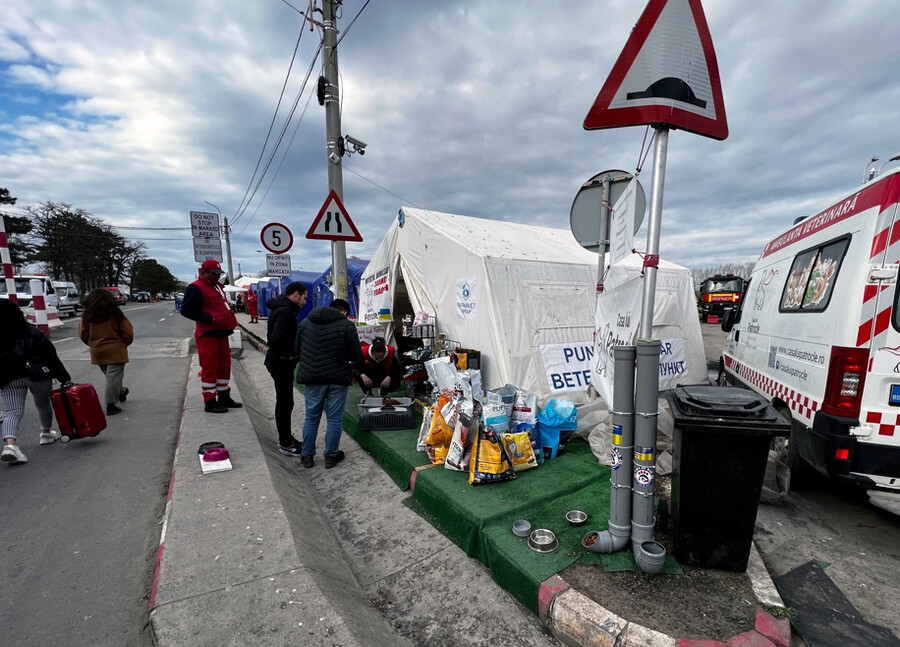 A roadside aid site at a Ukrainian border.