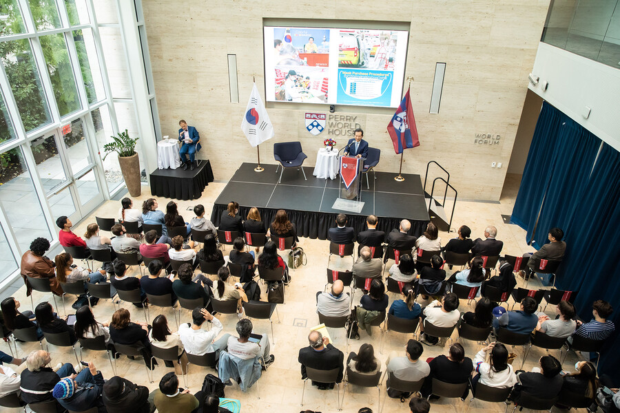 Aerial view of the audience and Chung Sye-kyun at Perry World House.