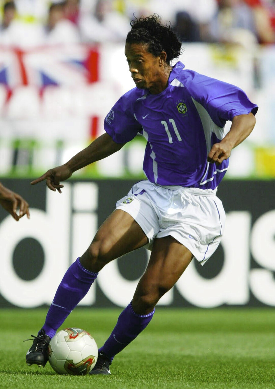 Ronaldinho Gaúcho playing football.