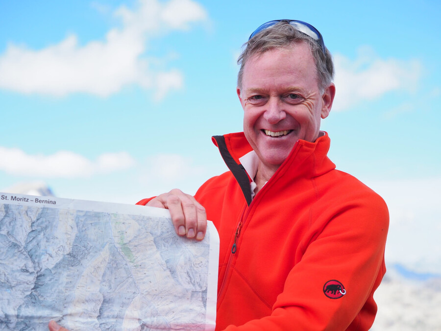 Reto Gieré holding a map.