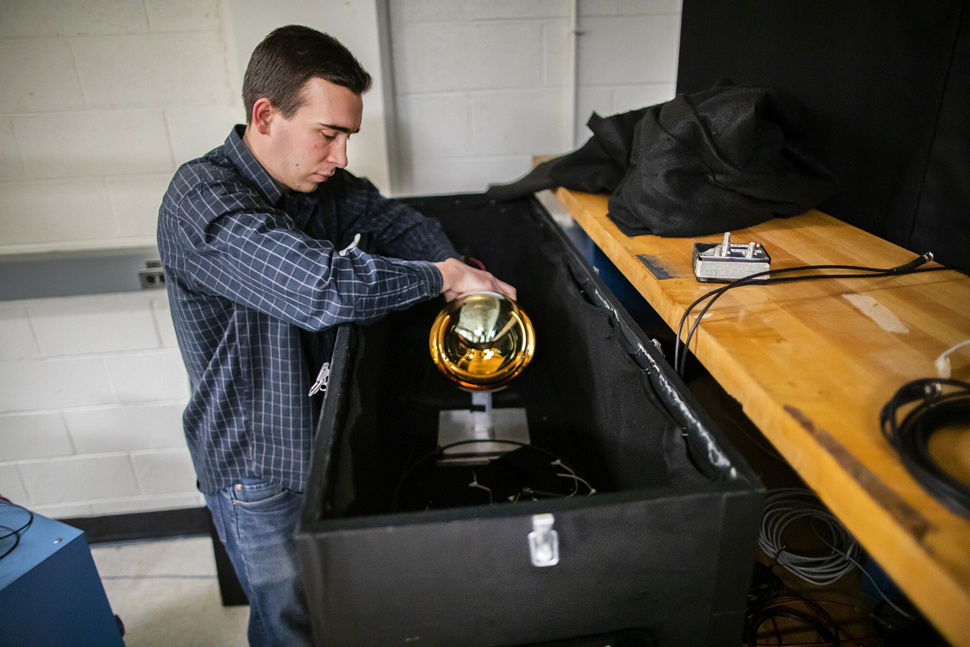 photomultiplier tubes allow the SNO detector to find very weak signals from neutrinos.
