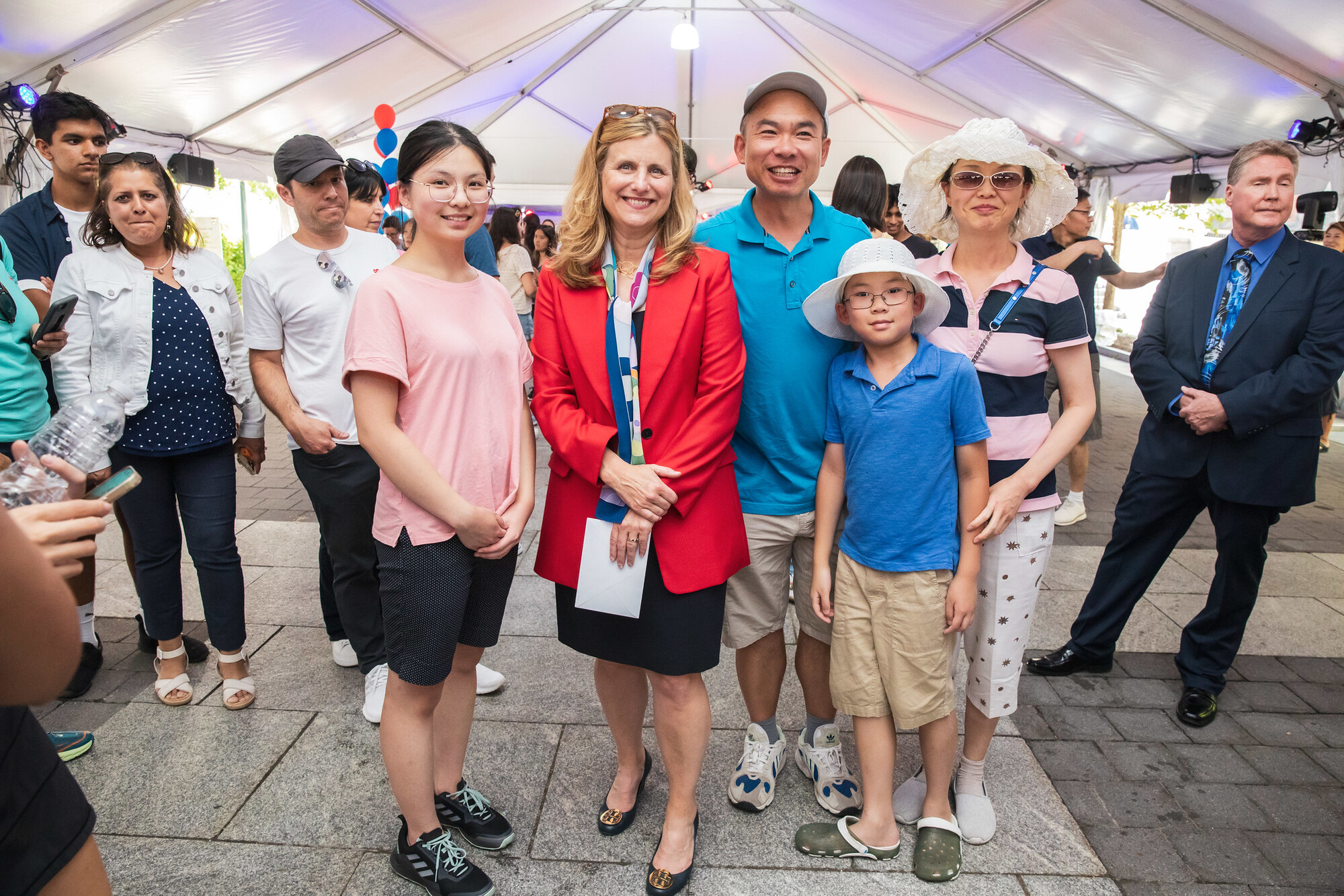 incoming student family posing with penn president liz magill