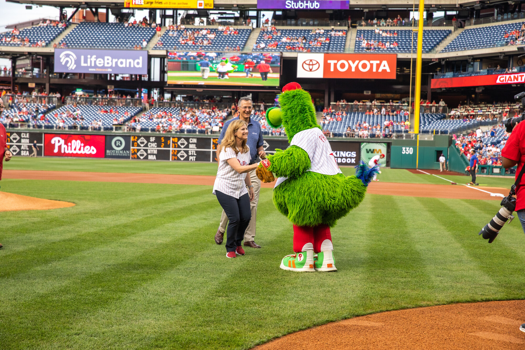 Magill shakes Phanatic's hand on field