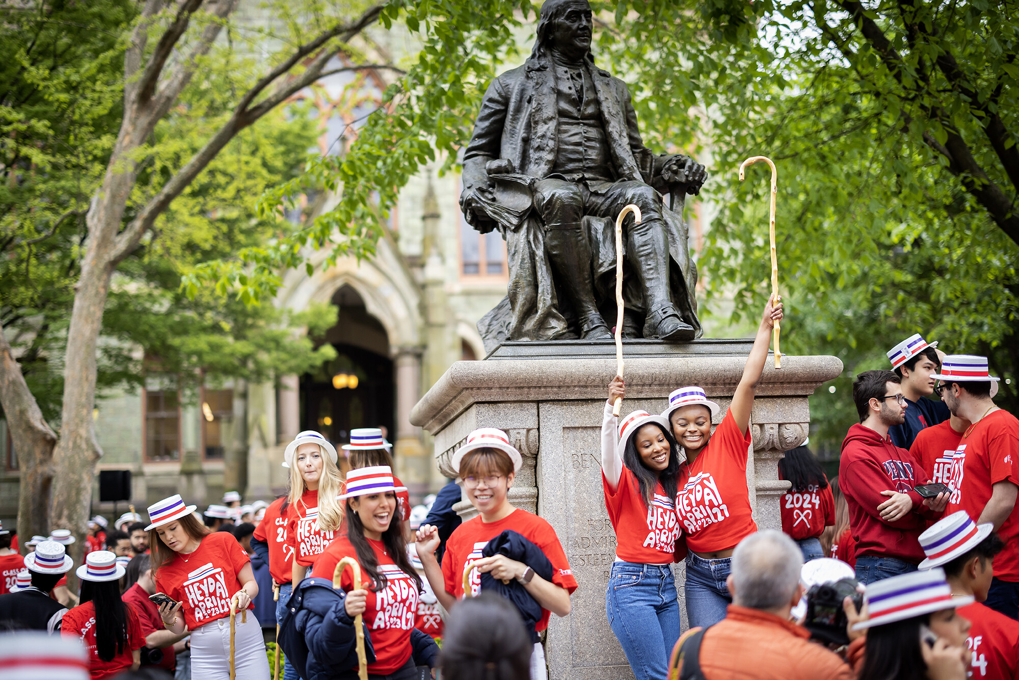 2 students posing near ben franklin statue