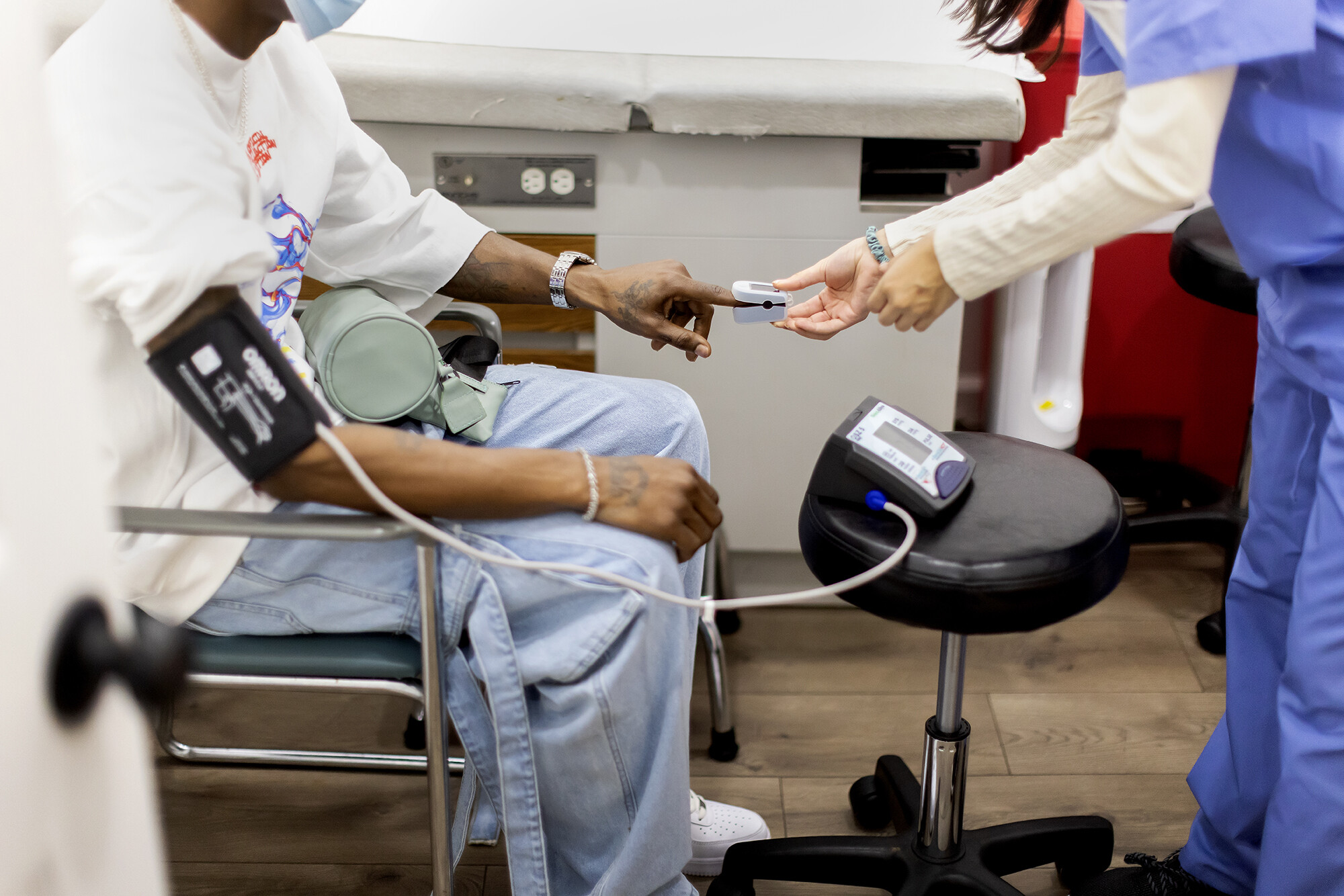 shelter health student taking vitals on a patient