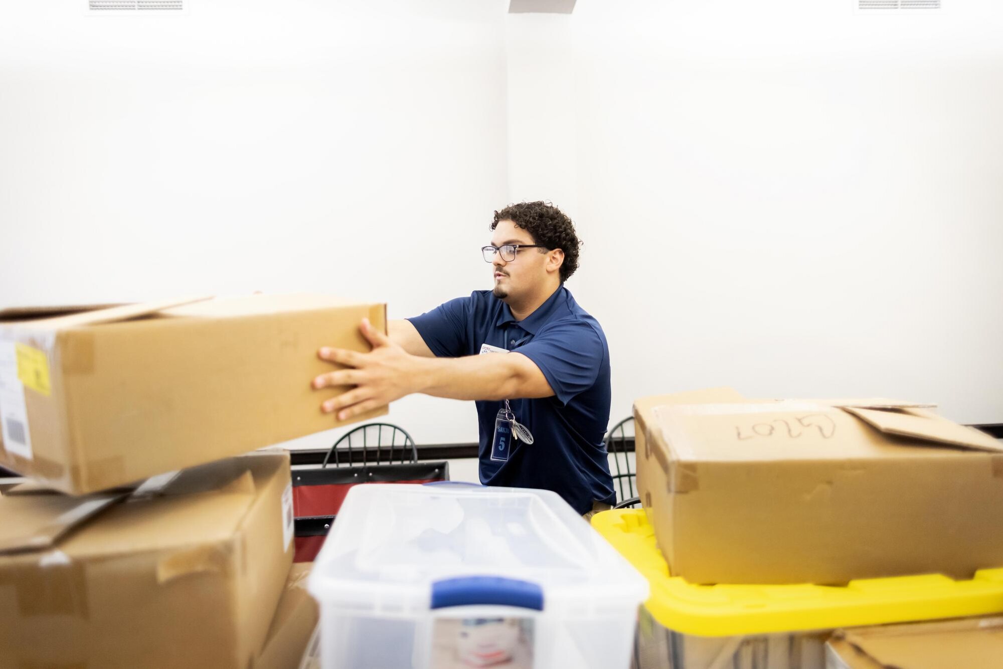 A student volunteer unloading boxes before Move-In