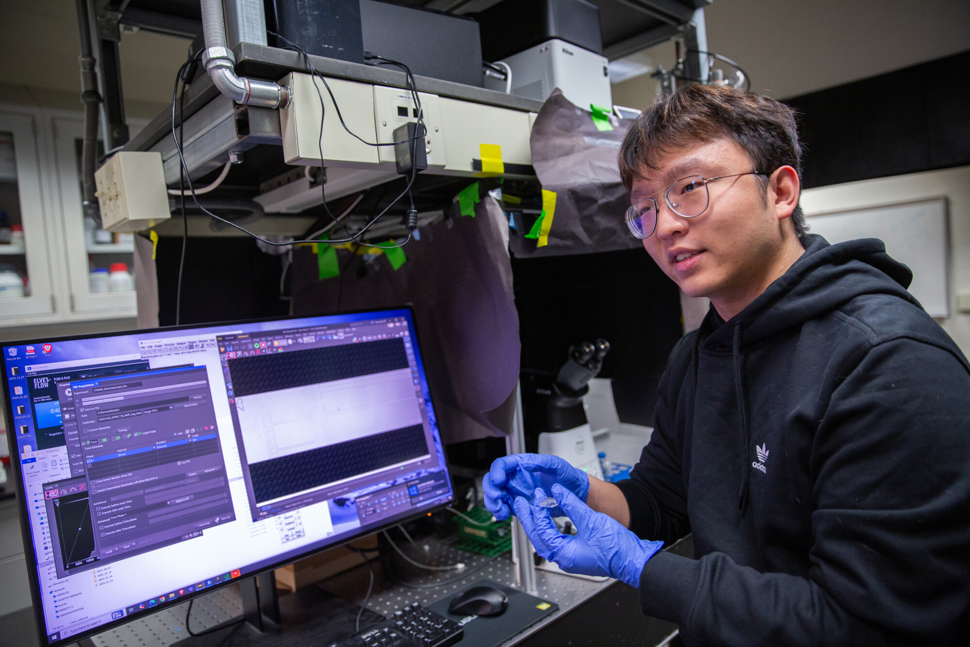 Ran Tao, a Ph.D. student in the Mathijssen Lab at his workstation