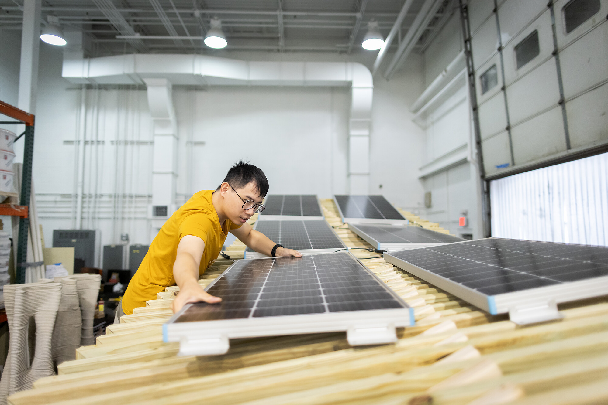 Wayne Chang, master’s student and research assistant at the Thermal Architecture Lab, placing solar panels on the roof of the Tenopy cooling station.