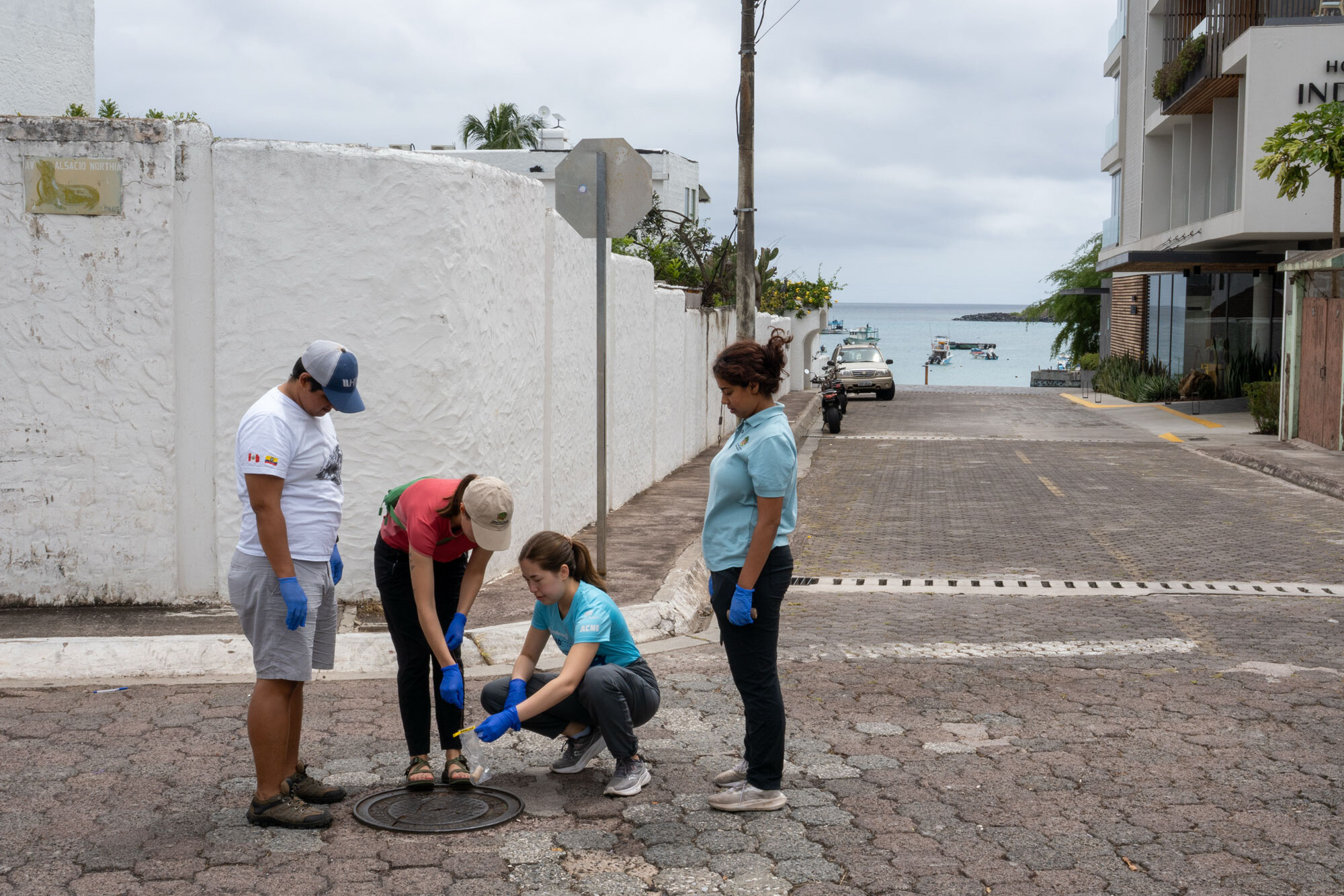 Students collect a sewage sample in downtown Puerto&nbsp;Baquerizo Moreno on San Cristóbal Island. 