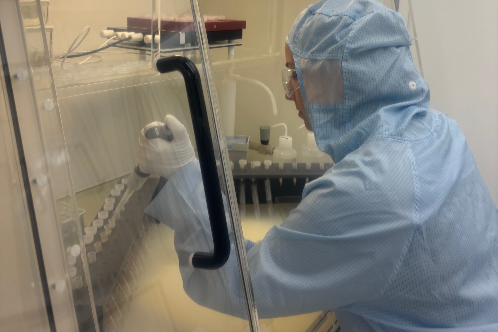 Alexis North processing Egyptian blue samples in the clean lab in preparation for chemical and isotopic analyses at KU Leuven.