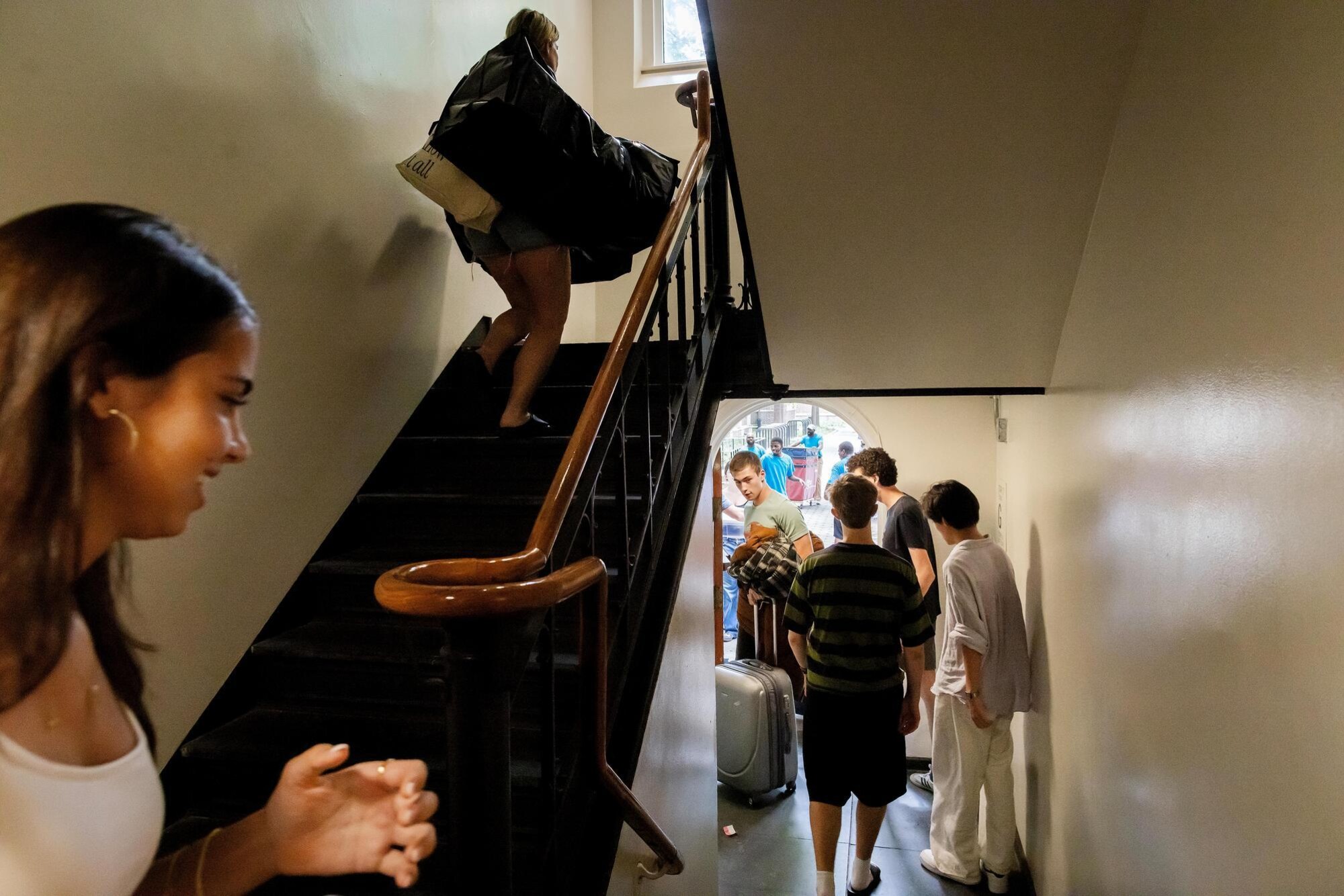 Students moving into a College House on Move-In.