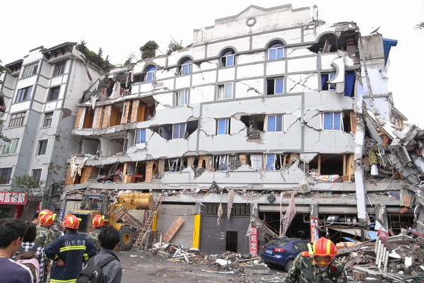 sichuan building collapsed
