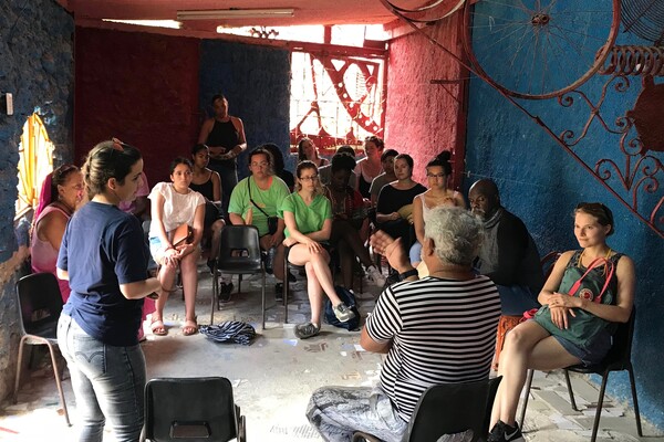 Penn-students-in-Cuba-with-artist-Salvador-Gonzalez-Escalona.