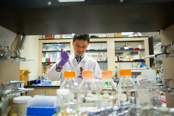  wei-shao wei at a lab bench