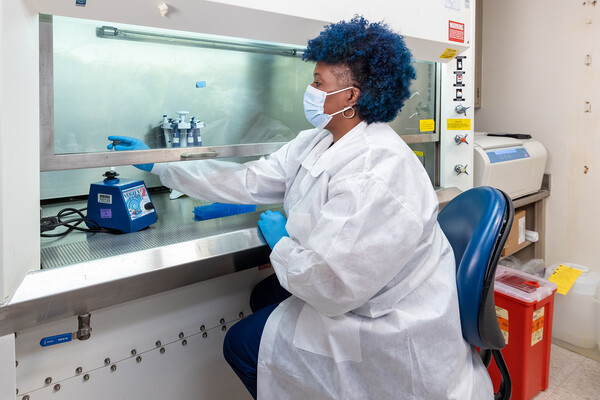 lab tech performing covid tests