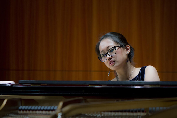 Ania Vu at the piano.