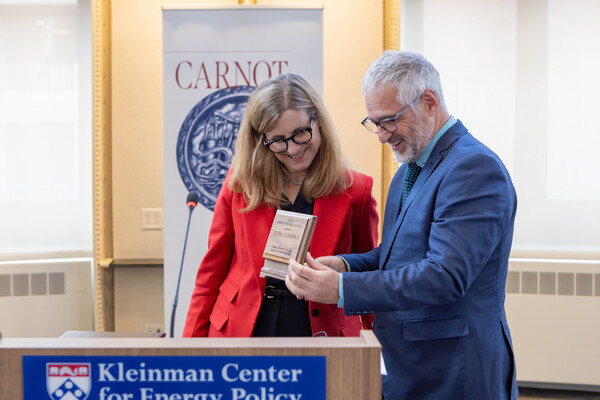 Liz Magill presents an award to Ramón Méndez Galain.