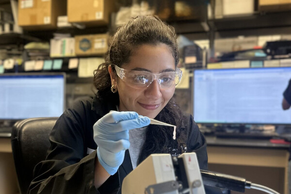 Donia Ahmed prepares tissue for imaging.