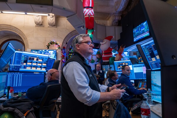 Traders at the New York Stock Exchange looking at monitors.
