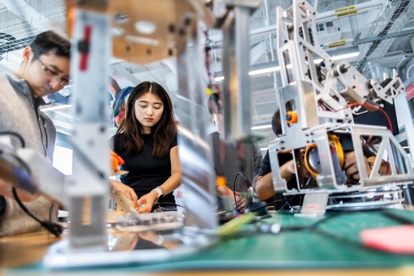 Margaret Zhu working in the Venture Lab.
