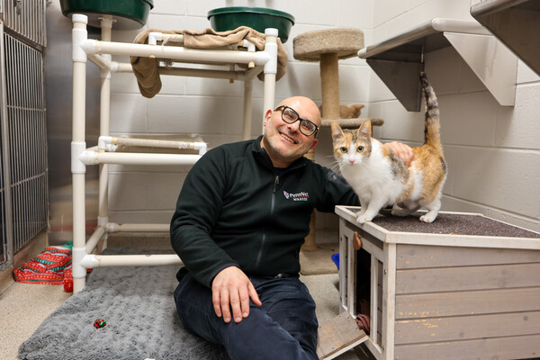 Carlo Siracusa and a cat at Penn Vet.