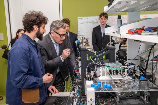 Senator Dave McCormick (second from left) and Andrew Hanna (left) in the lab at AirFoundry.