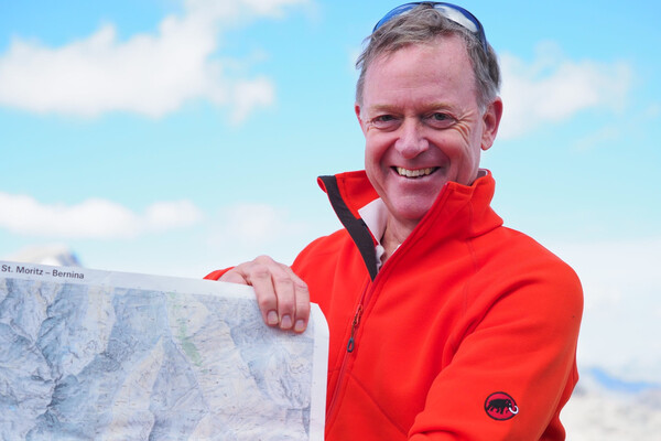 Reto Gieré holding a map.